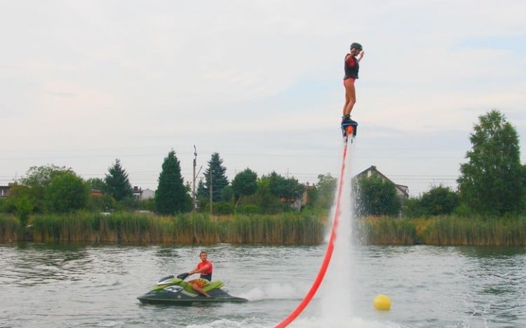 Osoba na flyboardzie