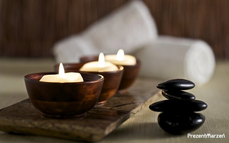 świece i kamienie używane do masażu