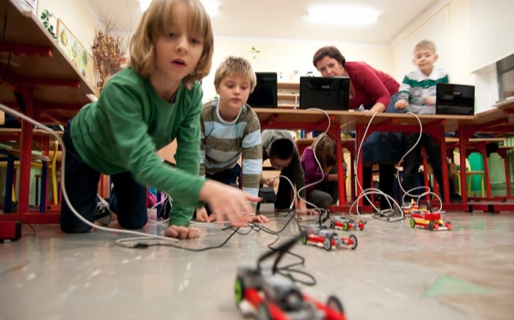 dzieci bawią się zbudowanymi przez siebie robotami