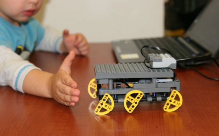 dziecko testuje zbudowanego przez siebie robota