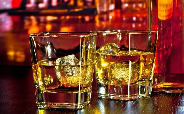 dwie szklanki whisky z lodem