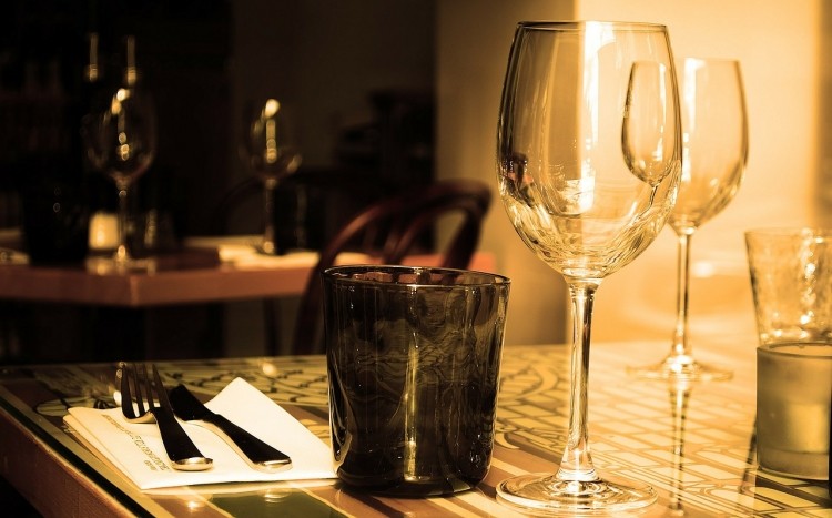 Kieliszki i szklanka na stole