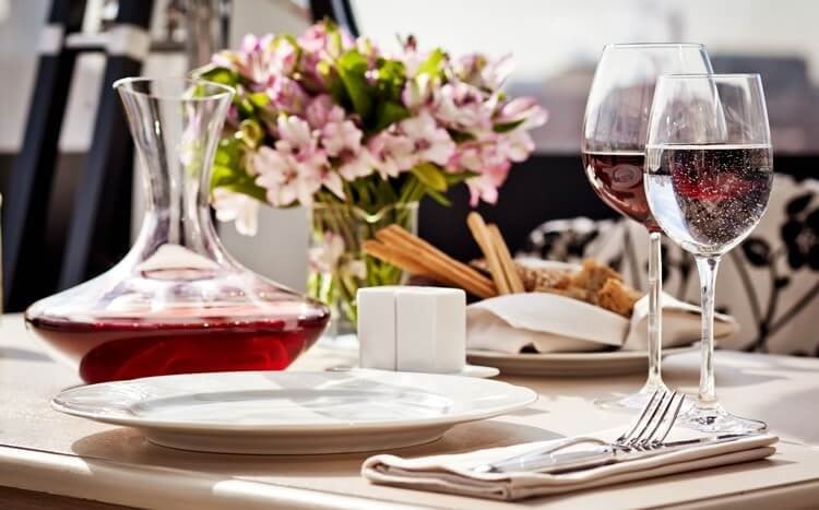 stół w restauracji z kwiatami i winem