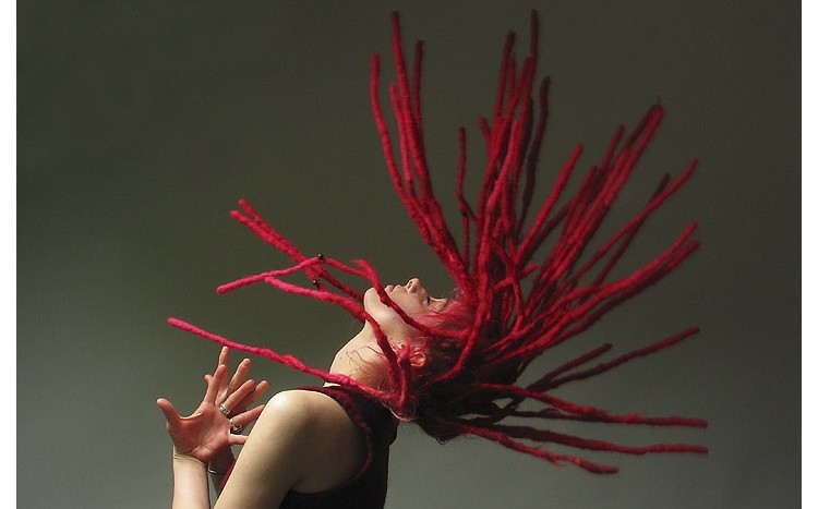 kobieta z czerwonymi dredami zdjęcie w ruchu