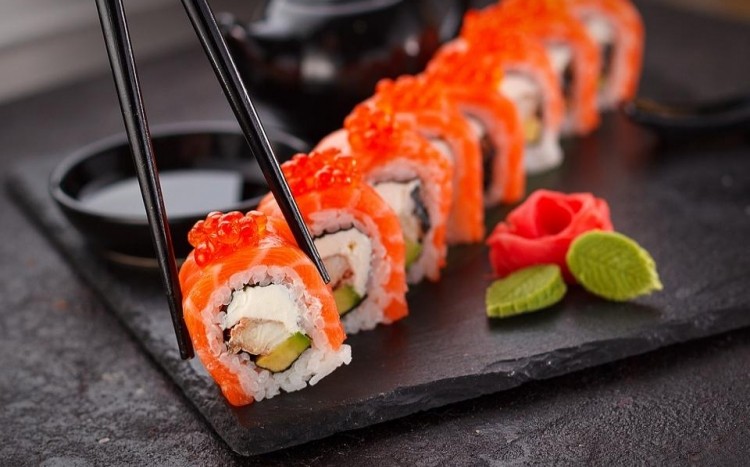 Sushi na desce wraz z sosami