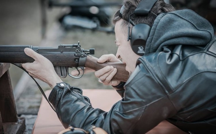 Mężczyzna z bronią długą