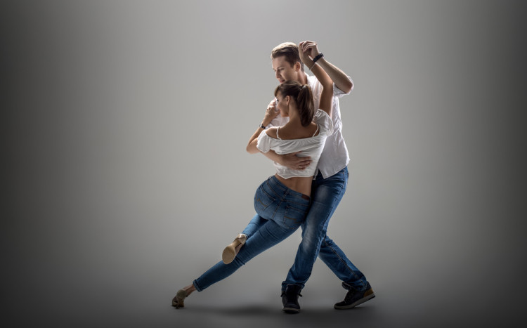kobieta i mężczyzna podczas tańca