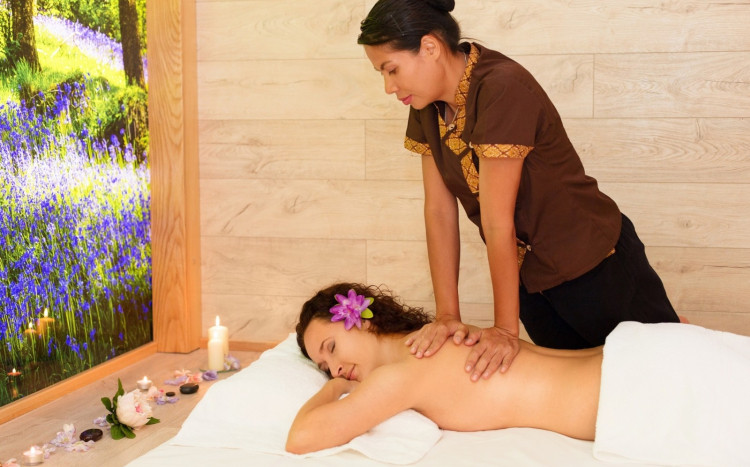 Tajka wykonuje masaż pleców