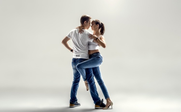 kobieta i mężczyzna w zmysłowym tańcu