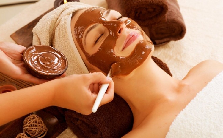 Kobieta z maską czekoladową na twarzy