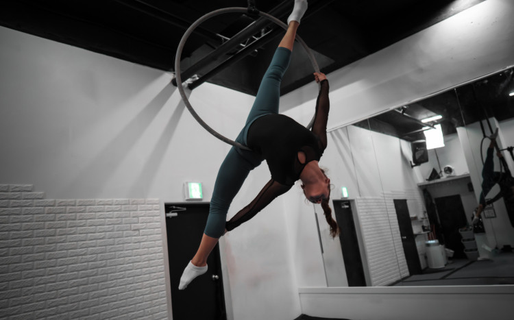 kobieta na treningu aerial hoop