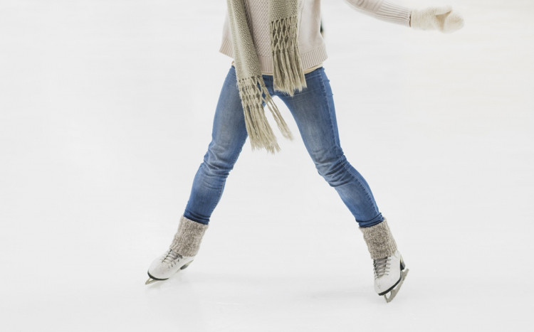 jazda na łyżwach na lodowisku