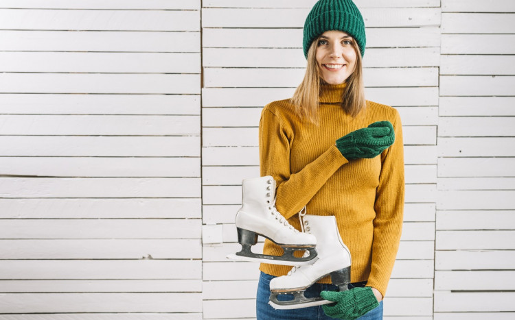 kobieta gotowa do jazdy na łyżwach