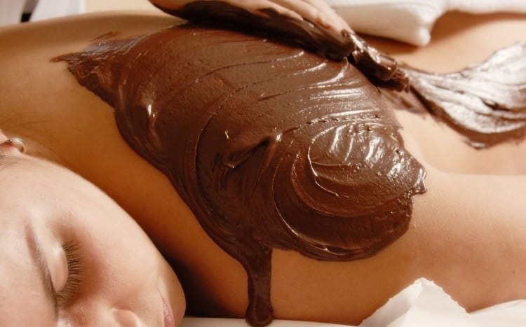 Masowanie płynną czekoladą