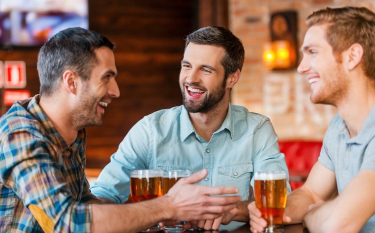 mężczyźni pijący piwo
