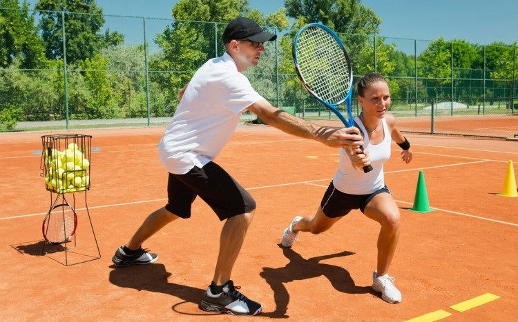 młoda kobieta na treningu tenisa z instruktorem