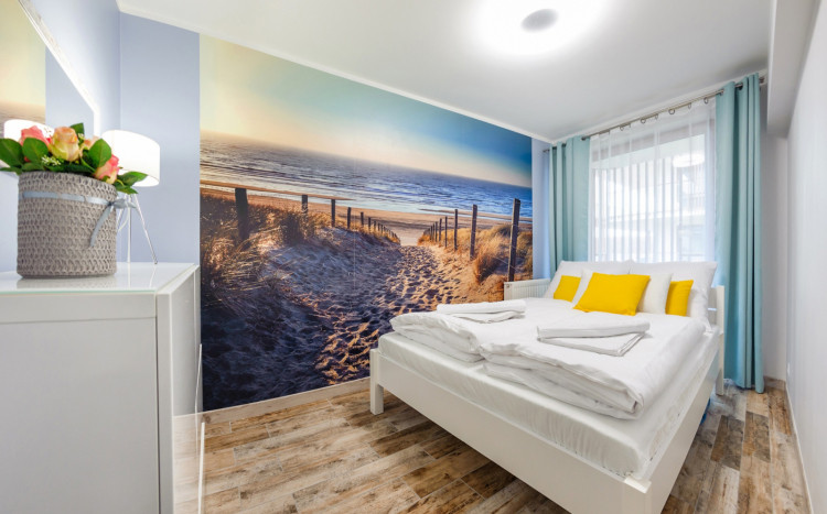 sypialnia z tapetą z plażą